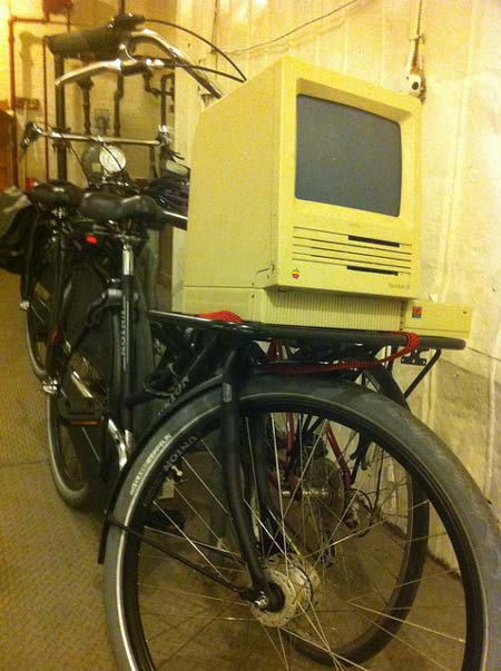 کامپیوتری قدیمی از نوع Macintosh SE کامپیوتر قدیمی