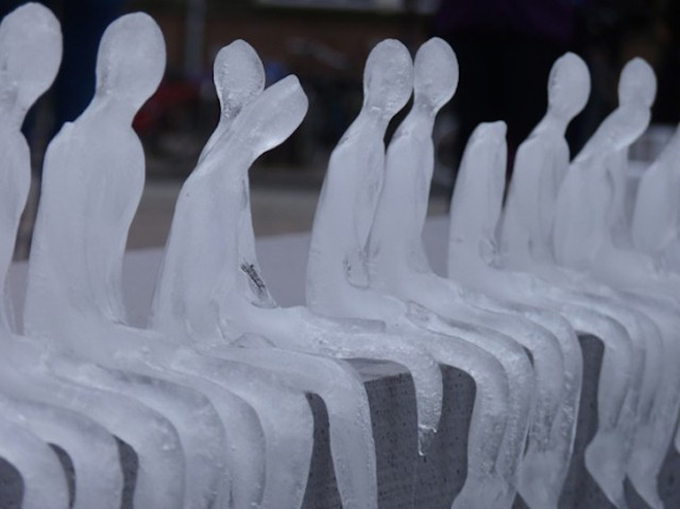 Army-of-Melting-Ice-Sculptures-3