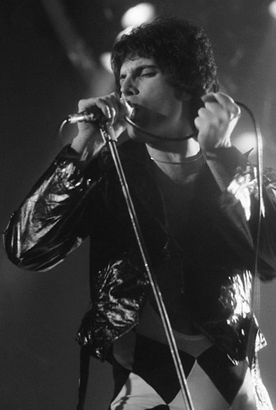 Freddie_Mercury_performing_in_New_Haven,_CT,_November_1977